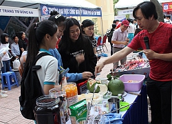 Tư vấn mùa thi 2020: Thầy giáo pha trà sữa, làm gỏi bưởi thu hút học sinh