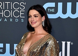 Anne Hathaway &#8216;thả rông&#8217; vòng một trên thảm xanh sau vài tuần sinh con