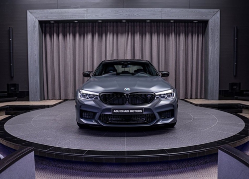 Cận cảnh phiên bản giới hạn BMW M5 Edition 35 Years Jahre tại Abu Dhabi