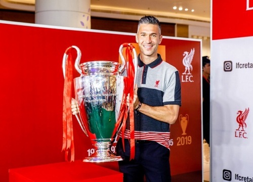 Danh thủ Liverpool mang Cup Champions League sang Việt Nam