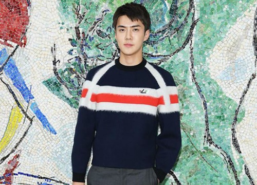 Diện vest đơn giản nhưng Sehun (EXO) vẫn nổi bần bật tại sân bay vì quá bảnh bao