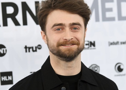 Hàng râu dài rậm của Daniel Radcliffe khiến người đi đường nhận nhầm là dân vô gia cư, cho 5 đô mua cà phê