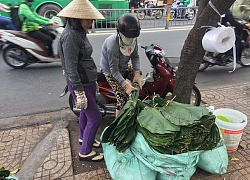 Người bán lá dong ngã ba Ông Tạ lo ế khách vì giá thịt heo tăng cao