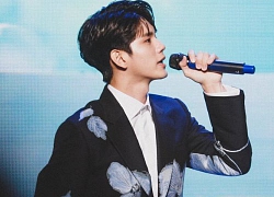 Ong Seong Wu dùng micro fan Việt tặng để biểu diễn trong suốt buổi fan meeting