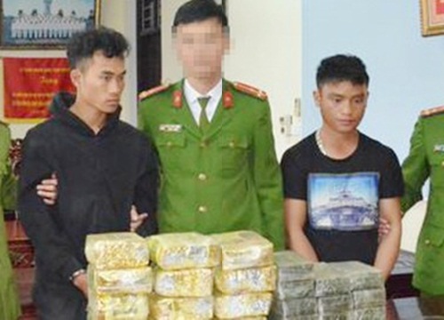 Bắt 2 đối tượng vận chuyển 20 bánh heroin và 12kg ma túy đá ở biên giới Nghệ An