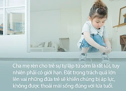 Bé gái 5 tuổi ngồi ngồi im lặng bên hàng ghế trong bệnh viện, y tá đến hỏi thì nhận được câu trả lời đầy xót xa