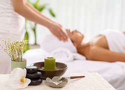 CLIP: Chủ spa bị nhóm lạ mặt xông vào đấm liên tiếp trước mặt con nhỏ