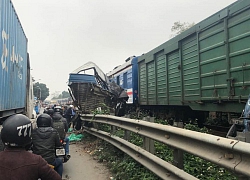 Hà Nội: Tàu hỏa tông nát ô tô chở cá, tài xế nguy kịch