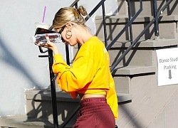 Hailey Bieber diện cả cây của Beyoncé khoe eo thon, khuyên rốn cá tính