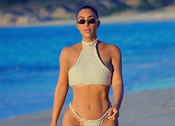 Kim Kardashian khoe 'siêu vòng ba' với bikini hai mảnh, lộ vùng nhạy cảm