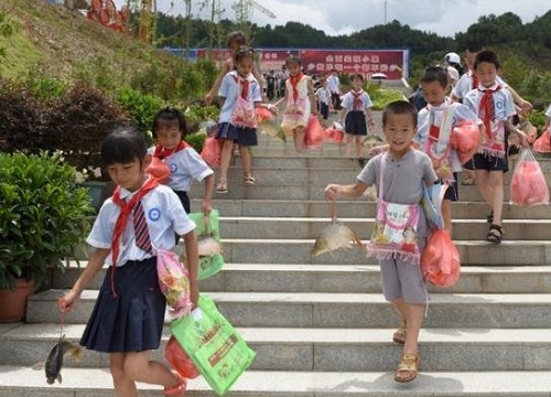 Những phần thưởng đặc biệt dịp Tết dành cho học sinh ở Trung Quốc: Nào là cá chép, chân giò, bồ câu,...