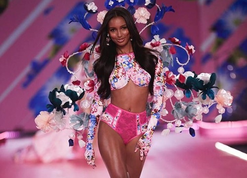 Thiên thần Jasmine Tookes diện nội y tạo dáng bên cửa kính trong suốt