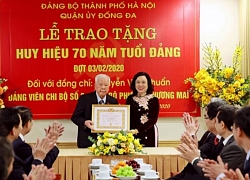 Trao tặng Huy hiệu 70 năm tuổi đảng cho đảng viên lão thành