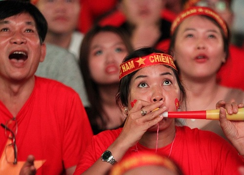 Từ giọng hát 'bay lên trời là em bay ra ngoài' gây ám ảnh đến những hành động phản cảm nhân danh tình yêu bóng đá