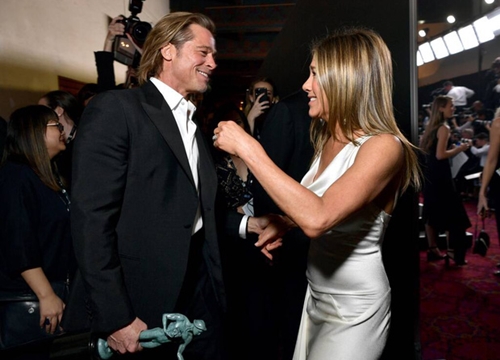 3 khoảnh khắc đáng nhớ của SAG Awards 2020: Brad Pitt nhìn Jennifer Aniston âu yếm, tình cũ "cùng rủ" tái hợp tới nơi rồi?