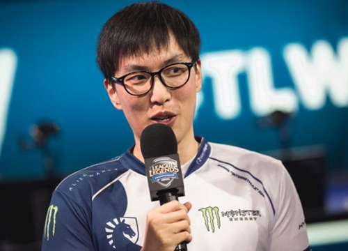 Doublelift giật mình vì 'hàng nóng' lộ liễu trên stream