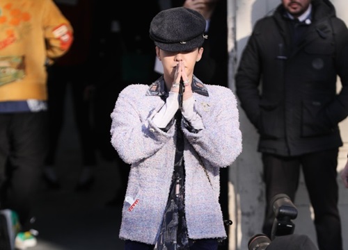 G-Dragon mặc áo tím nữ tính, đeo túi 5.500 USD khi tham dự show Chanel