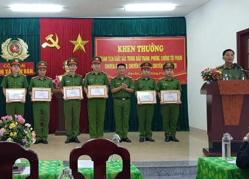 Khen thưởng Công an TX Điện Bàn về thành tích khám phá nhanh 3 chuyên án lớn