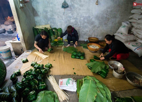 Làng bánh chưng thức xuyên đêm gói bánh "chạy đua" phục vụ Tết Nguyên đán