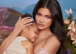 Mê mẩn trước nhan sắc xuất thần của nữ tỷ phú Kylie Jenner cùng con gái, kéo đến clip hậu trường còn xuất sắc hơn!