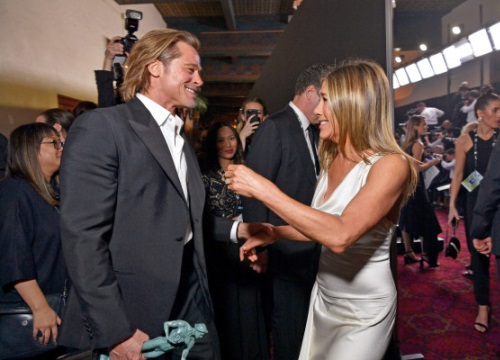 Nóng nhất lễ trao giải đầu năm: Brad Pitt và Jennifer Aniston công khai gặp mặt sau 15 năm ly hôn, ánh mắt gây chú ý