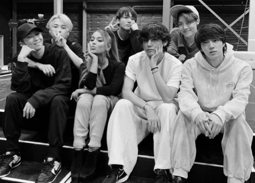 Ariana Grande gây bão toàn cầu khi khoe ảnh tình cờ gặp BTS, nhưng Suga mới là người lên top trend, chuyện gì đây?