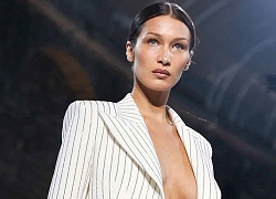 Bella Hadid 'thả rông vòng 1' táo bạo trên sàn diễn