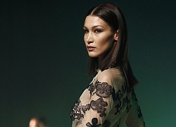 Bella Hadid và dàn mẫu mặc xuyên thấu diễn thời trang