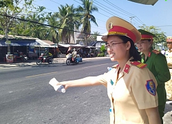 Công an phát nước, khăn lạnh cho người dân về quê ăn tết