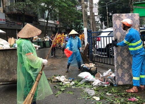 Hà Nội: Rác tăng đột biến 30 Tết, công nhân căng mình dọn rác