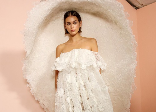 Kaia Gerber hóa cô dâu khi làm vedette