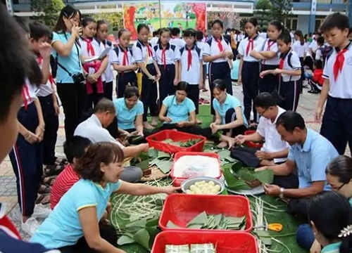 Những món quà Tết đầy nghĩa tình của nhà trường tặng học sinh nghèo