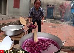 Sên mứt khoai nhưng cứ gọi nhầm thành... chiên, cũng may là bà Tân Vlog vẫn có được mẻ mứt "tím bầm"