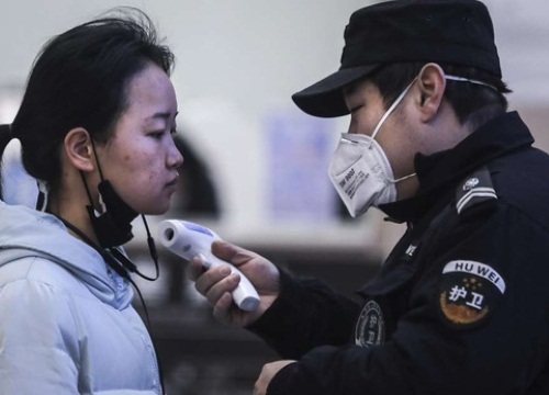 'Tàu dừng ở Vũ Hán, một nhóm người lên khiến tôi lo run cả người'