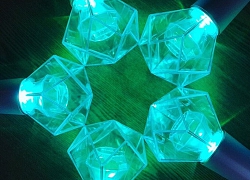 Vừa công bố lightstick, TXT đã vấp phải sự phản đối mạnh mẽ từ Shawol vì tương đồng với màu của SHINee