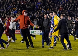 CĐV Shrewsbury tràn xuống sân ăn mừng trận hòa Liverpool