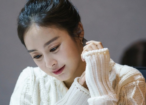 Kim Tae Hee trong phim mới: 40 tuổi mà như "lão hóa ngược" về những năm đôi mươi nhờ kết thân với kiểu tóc búi củ tỏi