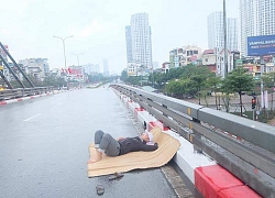 Muốn biết Tết Hà Nội vắng vẻ ra sao, hãy xem cách chàng trai "chất chơi" này trải chiếu nằm chơi giữa lòng đường