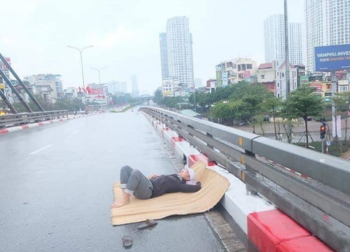 Muốn biết Tết Hà Nội vắng vẻ ra sao, hãy xem cách chàng trai "chất chơi" này trải chiếu nằm chơi giữa lòng đường