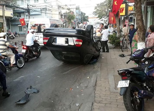 Ô tô Mercedes mất lái, 'lật ngửa' giữa đường sáng mùng 3 Tết