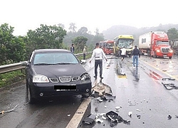 Rùng mình khoảnh khắc xe taxi chạy tốc độ cao tông thẳng vào 11 người đang dừng xe bên đường ngày mùng 2 Tết