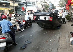 &#8216;Xế hộp&#8217; lật nhào giữa đường, tài xế và hành khách đập cửa thoát thân