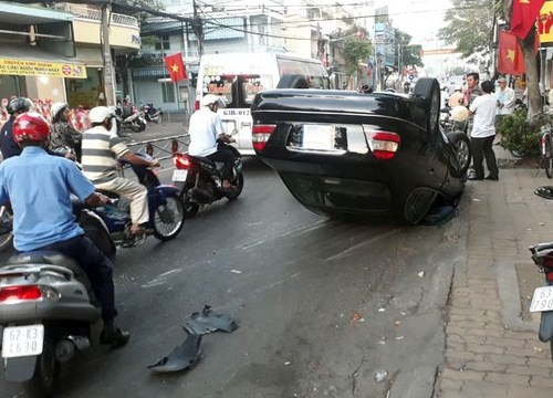 'Xế hộp' lật nhào giữa đường, tài xế và hành khách đập cửa thoát thân