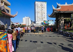 Xếp hàng chờ gõ chuông ngày đầu năm