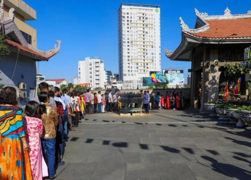 Xếp hàng chờ gõ chuông ngày đầu năm