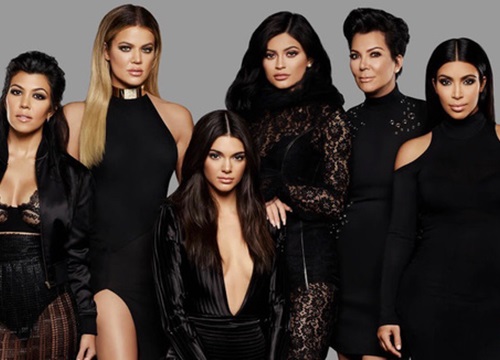 Ai ghét mặc kệ, các "quái nữ" nhà Kardashian-Jenner thực sự khuấy đảo thời trang thế giới theo những cách chẳng ngờ tới