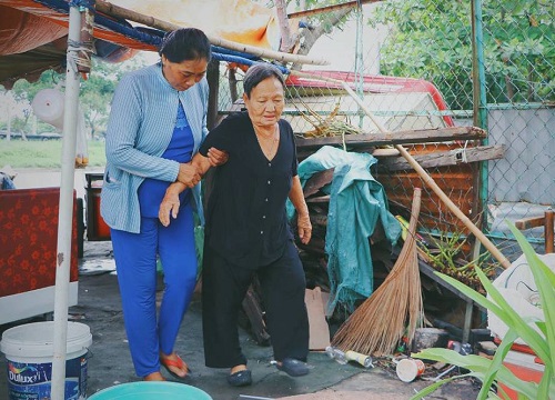 Ấm áp cụ bà cô độc được vợ chồng nghèo cưu mang như mẹ đẻ ở Sài Gòn