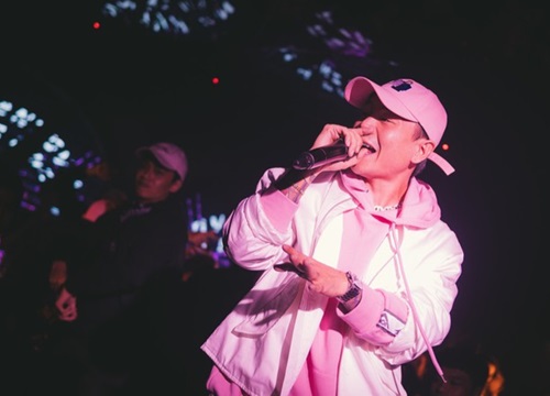 Binz "phủ hồng" sân khấu, hát live cực chất trước vòng đối đầu tại "Rap Việt"