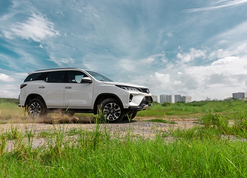 Chênh nhau 85 triệu đồng, chọn mua Toyota Fortuner Legender hay Kia Sorento Signature?