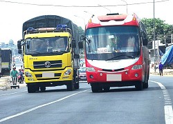 CLIP: Cố vượt xe tải đang quay đầu, người phụ nữ gặp biến sợ "toát mồ hôi hột"